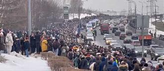 Hàng chục ngàn người thương tiếc đã đứng trên đường từ nhà thờ tới nghĩa trang chào buồn, tiễn Alexei Navalny lần cuối