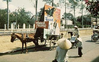 Bức ảnh xưa quảng cáo bằng xe ngựa ở Chợ lớn 1956