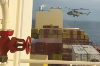 Iran tung biệt kích từ trực thăng đột kich xuống bắt giữ tàu container của Israel gần eo biển Hormuz